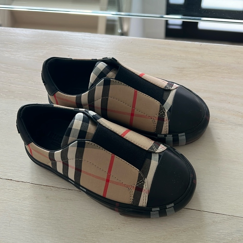 Boys Burberry shoes like new